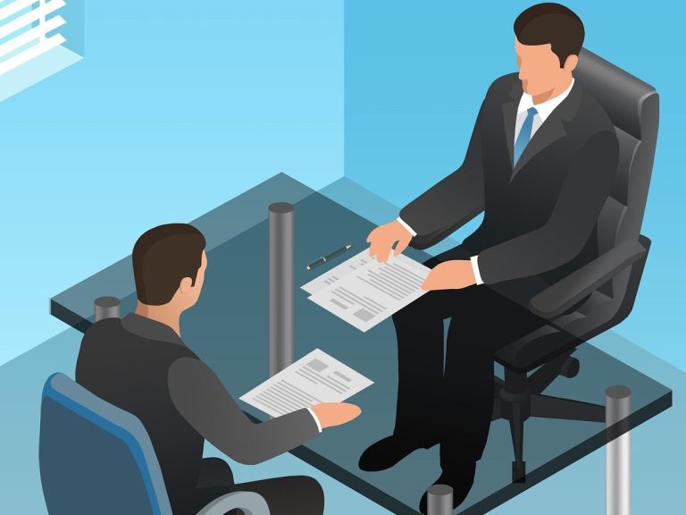 Deux hommes en réunion, assis à une table avec des documents à examiner.
